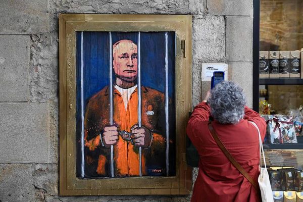Grafite do italiano TvBoy em Barcelona retrata Vladimir Putin em prisão.