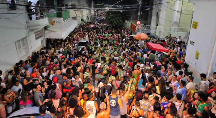 O famoso evento da escola de samba 'Unidos da Piedade' atraiu foliões para a ladeira do Morro da Fonte Grande, ao longo da noite desta terça-feira (5)