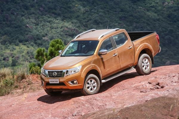 A 12º geração do utilitário, importada do México, foi lançada em 2017 no Brasil com visual modernizado, mais equipamentos de conforto, segurança e tecnologias. por Nissan/Divulgação