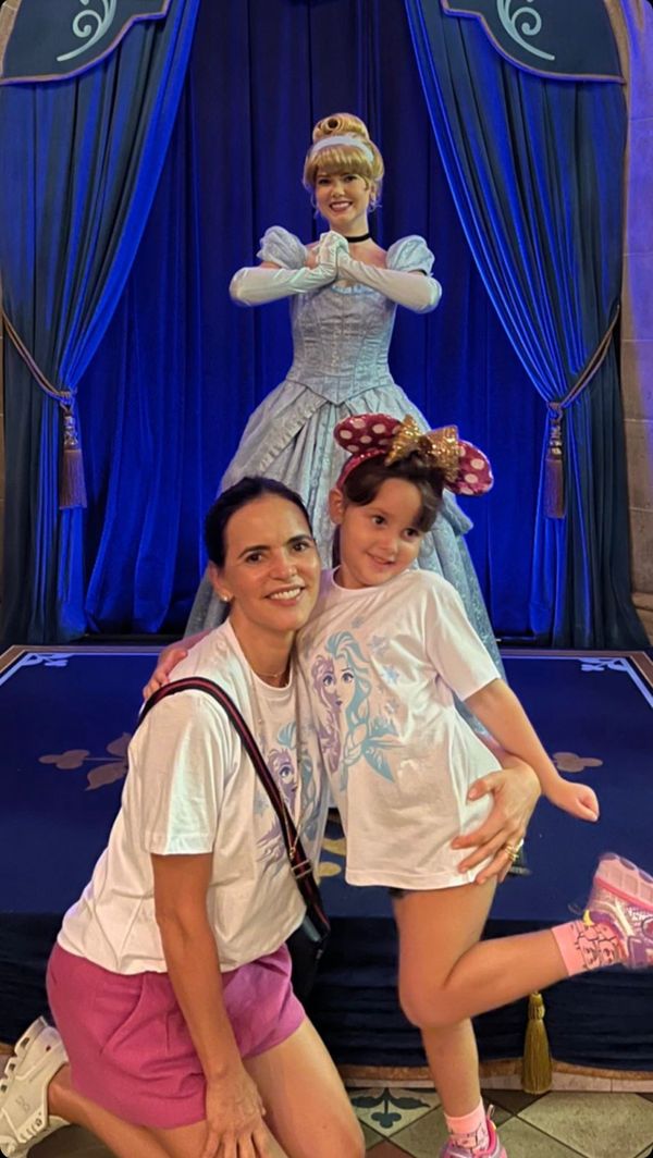 A designer de joias capixaba Emar Batalha está em passeio na Disney com sua pequena e graciosa Alice