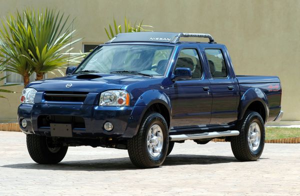 Em 2002,  a picape foi o primeiro veículo oficialmente produzido pela Nissan no país, na fábrica de veículos comerciais da Aliança em São José dos Pinhais, no Paraná por Nissan/ Divulgação