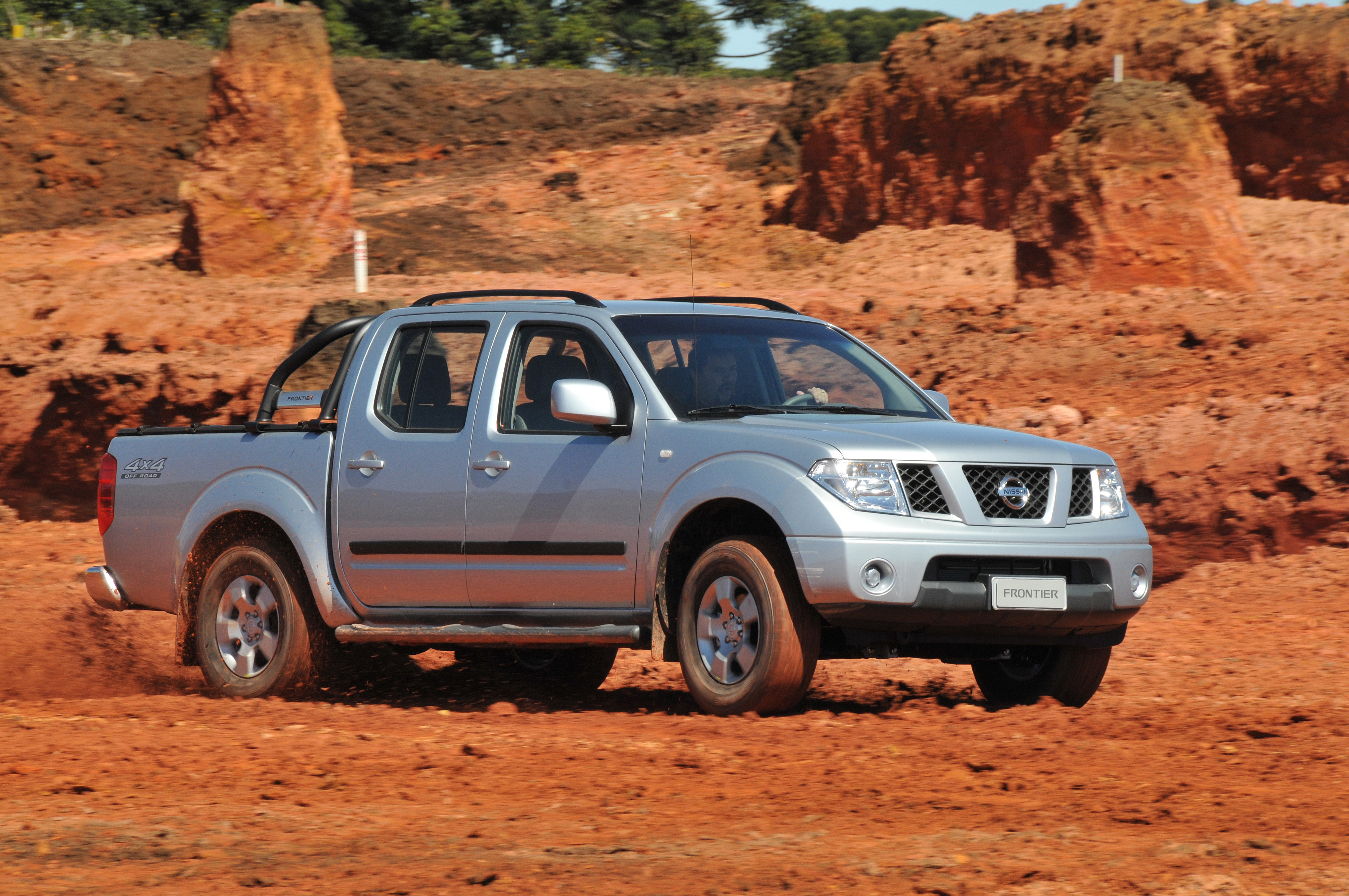 Em outubro de 2008, a Nissan iniciou no país as vendas da linha Frontier da 11ª geração