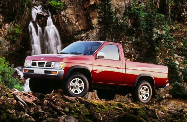 Modelo de 1997. Modelo de 1997. O nome Frontier estreou no Brasil em 1998, com o modelo importado nas versões AX e DX cabine dupla, dotado de motor diesel de quatro cilindros aspirado.  por Nissan/ Divulgação