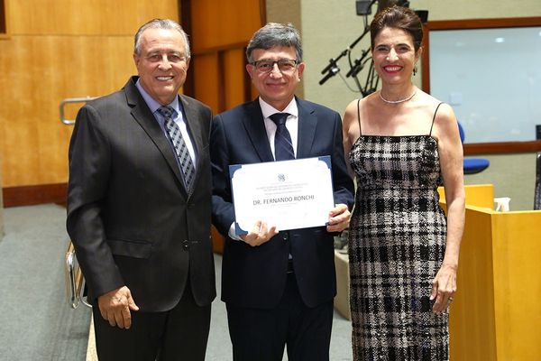 O presidente da Unimed Vitória, Fernando Ronchi,  e  o deputado Emílio Mameri e sua esposa, Ângela Cristina Akel Mameri