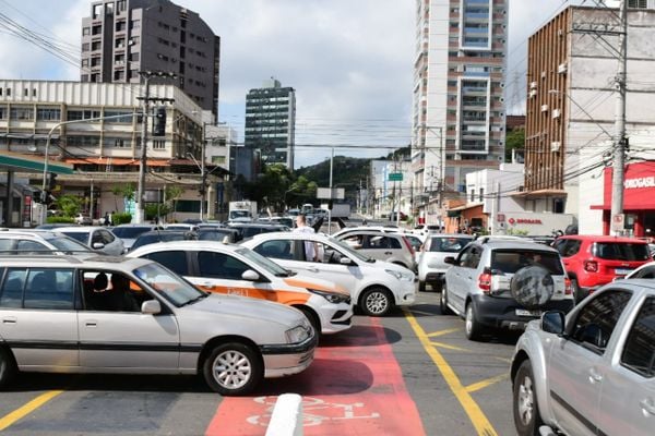 Semáforos apagados deixaram trânsito complicado no cruzamento entre as avenidas Cezar Hilal e Leitão da Silva, em Vitória, na manhã desta quarta-feira (6)