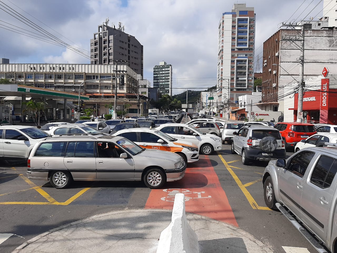 Problema nos sinais demandou paciência dos motoristas na manhã desta quarta-feira (6); Guarda Municipal chegou por volta das 9 horas para organizar o tráfego