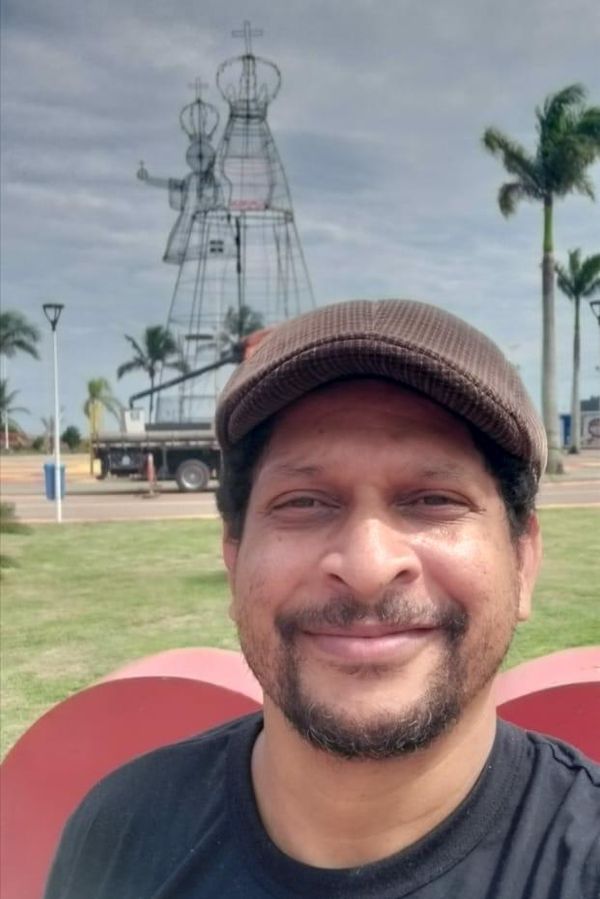 Wemerson Corrêa Santos acompanha montagem da Santa Iluminada na Praça Encontro das Águas, em Jacaraípe