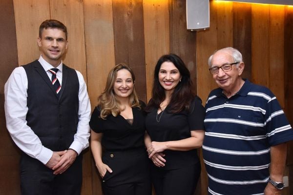 A advogada Nathália Burian entre o cônsul da República Tcheca Viktor Dolista,  a irmã Ana Paula e o pai Thomas Burian, em recente encontro em Vitória.