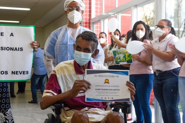 Almir Teixeira, último paciente de covid a receber alta no Hospital Jayme Santos Neves