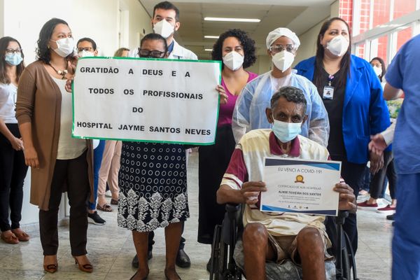 Almir Teixeira, último paciente de covid a receber alta no Hospital Jayme Santos Neves