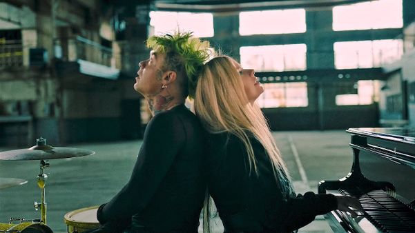 Avril Lavigne e Mod Sun no clipe de 