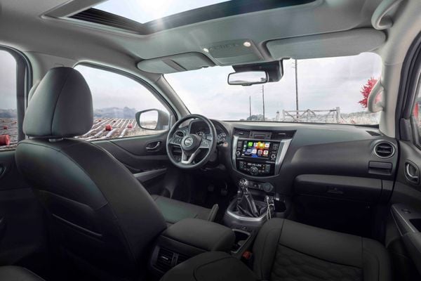 Interior da Nissan Frontier 2023 Platinum 