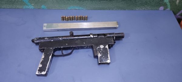 Arma apreendida dentro do carro onde estava Diones da Hora Pereira, nessa quinta-feira (7)