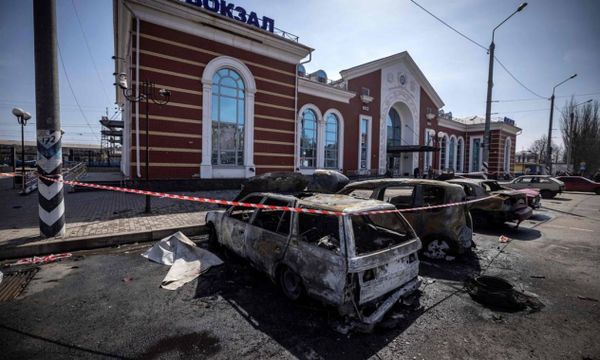 Destruição após ataque que deixou dezenas de mortos e feridos em Kramatorsk.