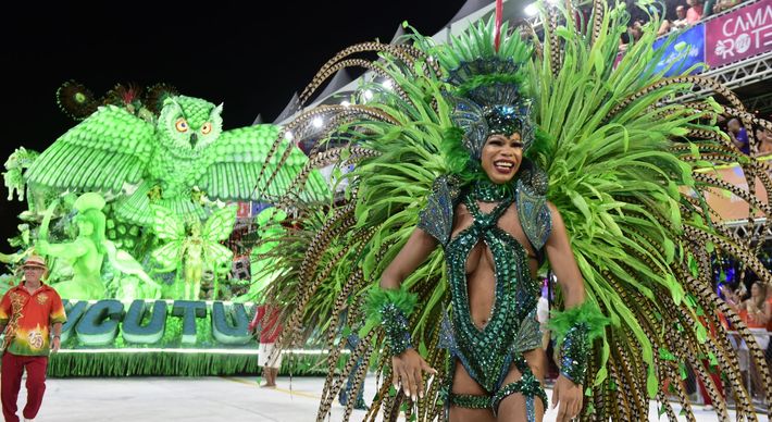 Primeira escola do grupo especial a se apresentar no Carnaval de Vitória 2022 cantou os 50 anos da agremiação e resgatou a história da comunidade, do povo negro e indígena. Veja fotos e vídeo da apresentação