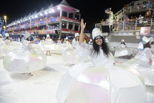 A Escola de Samba Chega mais desfila no Sambão do Povo em Vitória. por Rodrigo Gavini