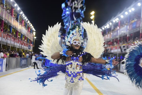 A Escola de Samba Chega mais desfila no Sambão do Povo em Vitória. por Rodrigo Gavini