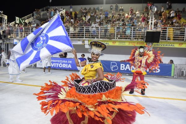 A Escola de Samba Chega mais desfila no Sambão do Povo em Vitória. por Rodrigo Gavini