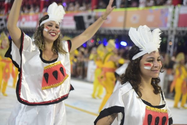 A Escola de Samba Chega mais desfila no Sambão do Povo em Vitória. por Rodrigo Gavini