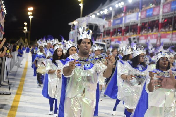 A Escola de Samba Chega mais desfila no Sambão do Povo em Vitória. por Rodrigo Gavini