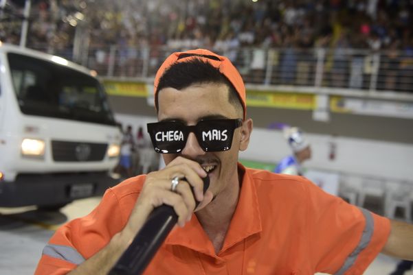 A Escola de Samba Chega mais desfila no Sambão do Povo em Vitória. por Rodrigo Gavini