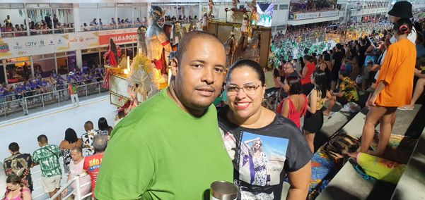 Naturais de Vitória, Cláudio Lucas e Tatiana Cândido costumam prestigiar o Carnaval de Vitória no Sambão. O casal está torcendo para a MUG.