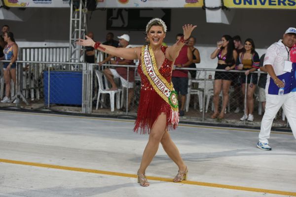 Tatiana Paysan com a faixa de Eterna Rainha no desfile da Unidos de Jucutuquara