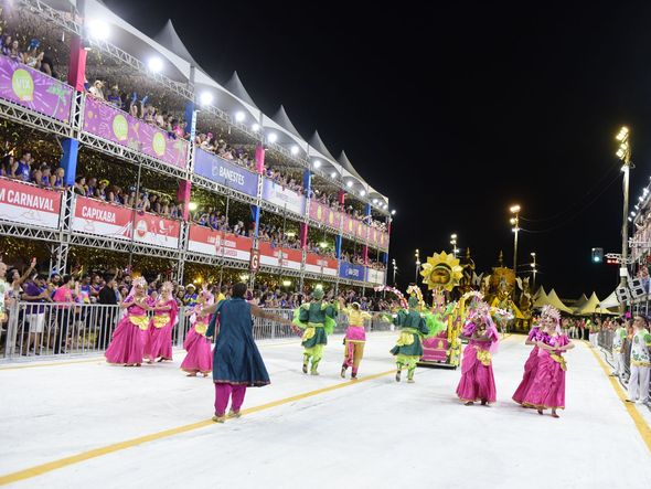 Comissão de frene da Imperatriz do Forte   por Rodrigo Gavini  