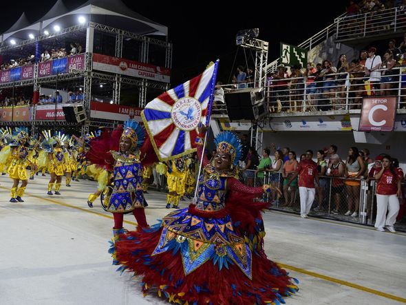 Casal de mestre-sala e porta-bandeira por Fernando Madeira