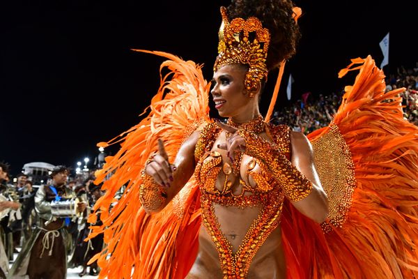 Rainha da bateria da Novo Império por Fernando Madeira
