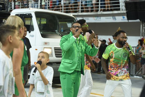 Criança ajudando a puxar o samba da Imperatriz    por Carlos Alberto Silva 