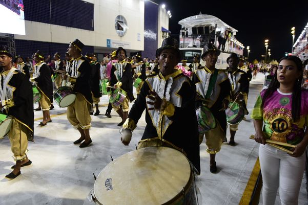 Bateria da escola por Rodrigo Gavini  