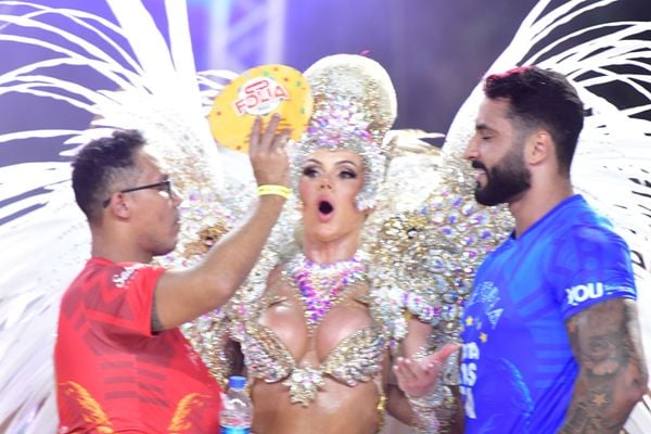 A rainha da bateria passou mal durante o desfile por Fernando Madeira  