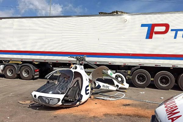 Helicóptero cai em Contagem, em Minas, e deixa duas pessoas feridas