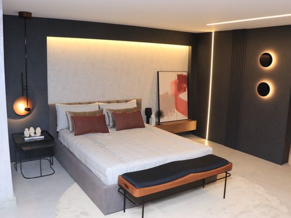 Nesse quarto, as cores são mais escuras e a iluminação procura dar um clima mais confortável por Serra Design