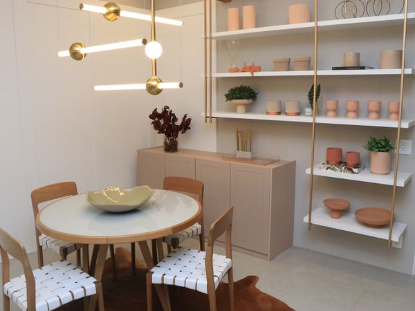 Investindo em tons claros e boa iluminação esse é mais um dos espaços da Serra Design por Serra Design