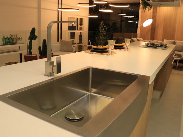 A tecnologia Grass utilizada no ambiente é austríaca e exclusiva da loja, no Espírito Santo por Serra Design