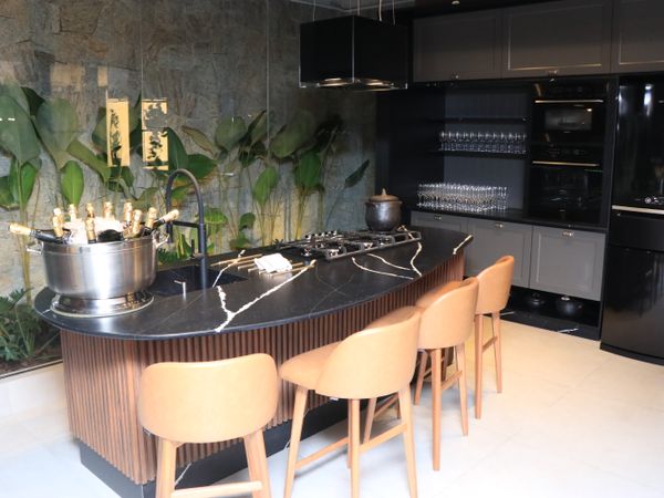 Esse ambiente planejado conta com uma ilha na cozinha para reuniões entre amigos por Serra Design