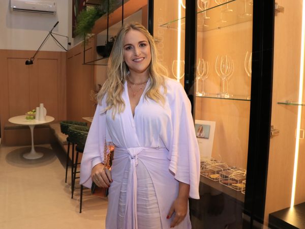 Outra parceira de anos da Serra Design é a arquiteta Daniella Mazega que fez a vitrine da nova loja por Serra Design