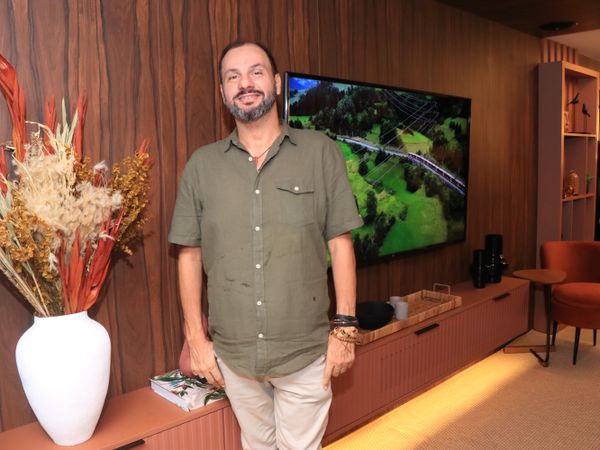 O designer de interiores Everthon Muquy Bañoso explorou as cores da terra, madeira e tons de barro em seu espaço por Serra Design