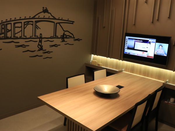 Um dos espaços para receber clientes na Serra Design por Serra Design