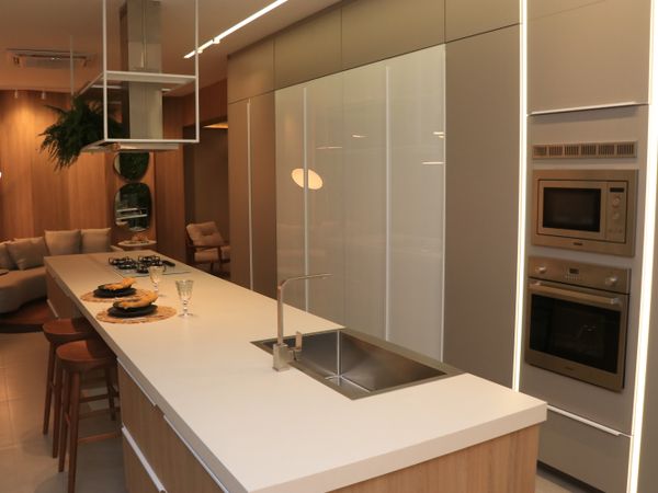 A nova unidade chega à Capital inaugurando um modelo de cozinha inédito no país por Serra Design