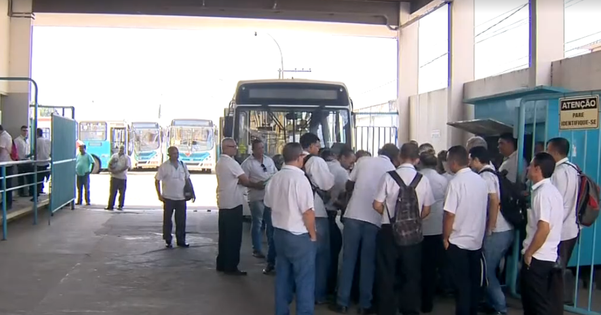 57 ônibus da empresa Sanremo estão parados na garagem da empresa, que fica no bairro Alvorada, em Vila Velha