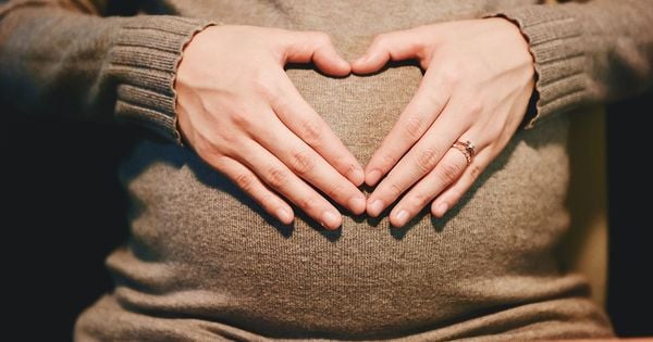 Estudo mostra que se engravidar acelera o relógio biológico do envelhecimento, dar à luz e amamentar o atrasa. Os pesquisadores especulam não saber o efeito de gestações seguidas, um campo ainda a estudar