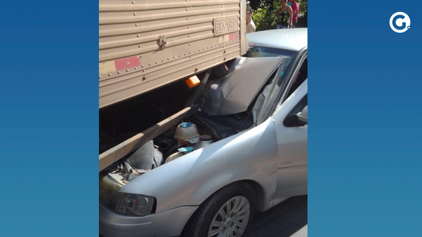 Colisão entre carro e caminhão no quilômetro 62 da BR 259, localizado no bairro Columbia, em Colatina.