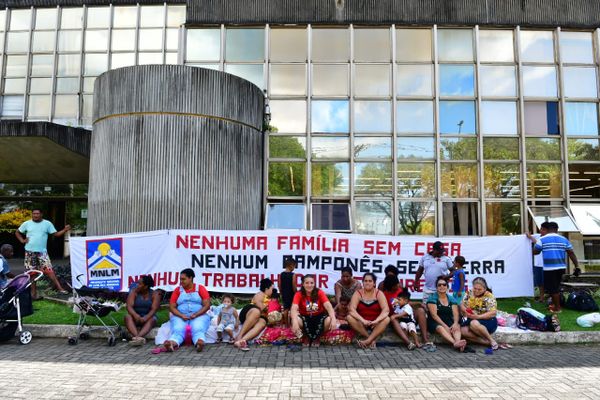 Famílias acampam na frente da Prefeitura de Vitória contra reintegração de posse e por moradias