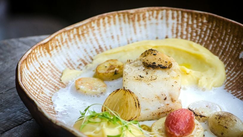 Bacalhau com palmito, tomate confit e creme de nata da chef Kamila Zamprogno