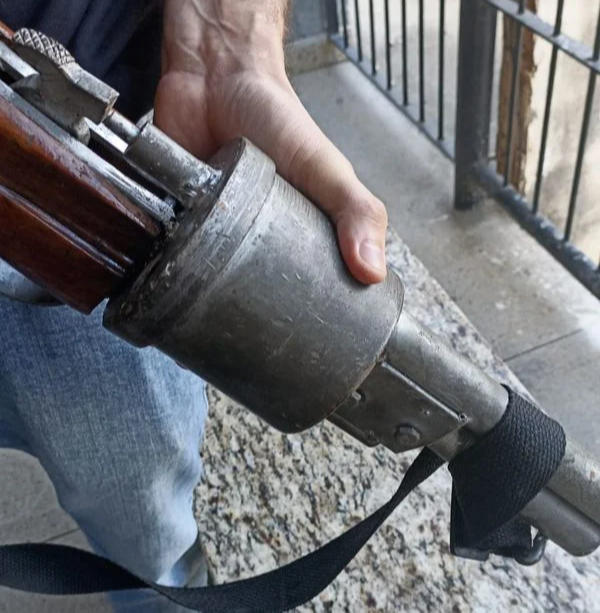 Espingarda calibre 12 apreendida na operação foi alterada para a carregar mais munições. Crédito: Divulgação | Sesp
