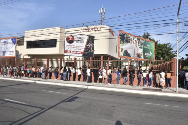 Fila de pessoas para tentar vaga em supermercado por Ricardo Medeiros