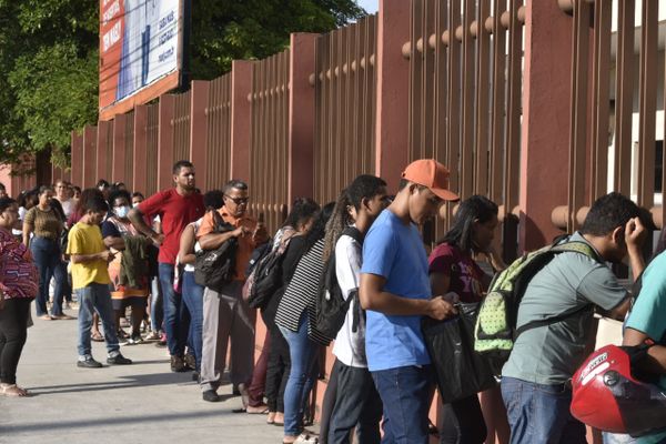 Fila de pessoas para tentar vaga em supermercado por Ricardo Medeiros
